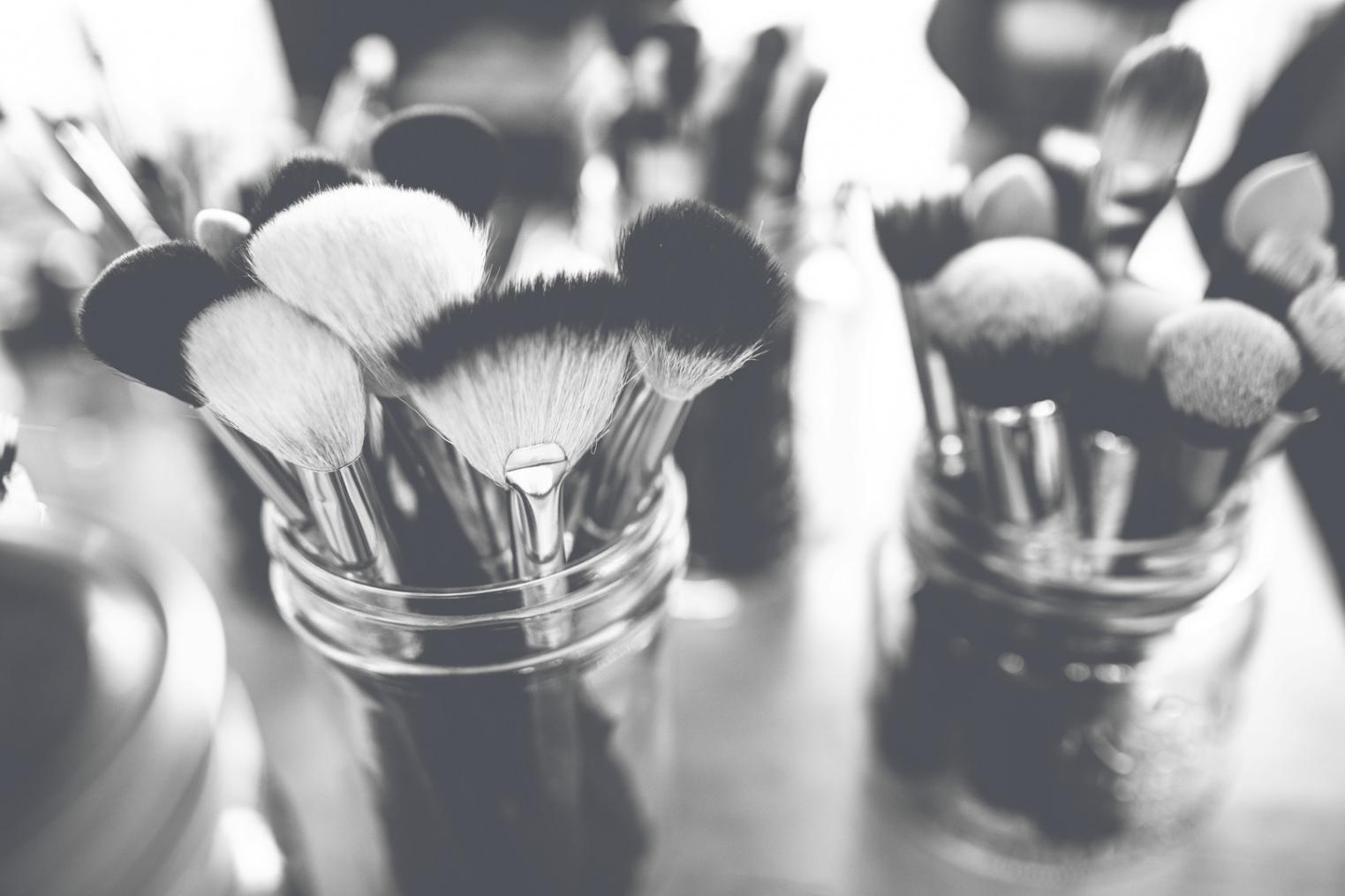 Tecnica di contouring professionale con palette di prodotti